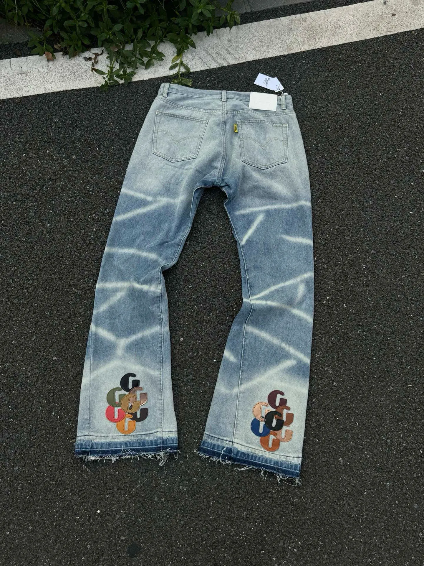 -Size upper body P240#G66 GALLERY DEPT. Denim spliced ​​with all-over printed leather ripped bell-bottoms, washed and distressed jeans. GALLERY is attracted by these bell-bottoms. Whether it is a reset of Carhartt or Levis, they all create a strong brand style. Since these pants are modified from rare vintage, the production capacity is limited. Therefore, after many icons wore them, these pants were once hard to find. Later, perhaps due to the improvement of GD's business in the past two years and the expansion of production lines, the brand itself lowered the price, so I can't wait any longer for these pants this year and will definitely buy them. During the process of the denim washing plant, the owner of the washing plant helped introduce a boss who had worked for Levi's foundry and started his own business. This also paved the way for the following styles. Therefore, Levi's remodeled single product for the base plate is really familiar. Whether it is the fabrics supplied or the lathes used in production, there is nothing to choose from. -Color: blue -Size: S-XXL (corresponding to 28-36)